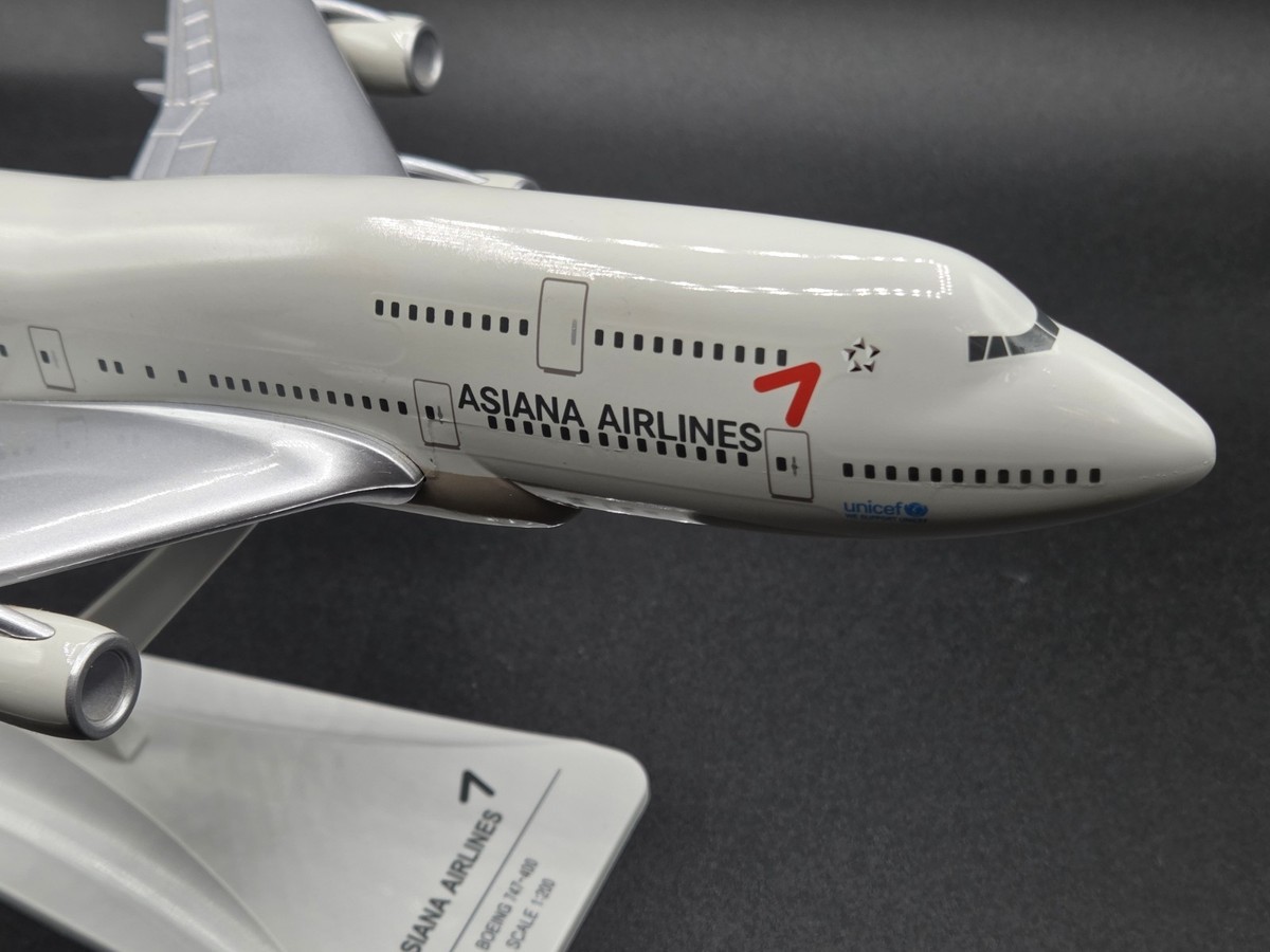 Asiana Airlines Boeing 747-400 1/200 Scale Desktop Aircraft Model
