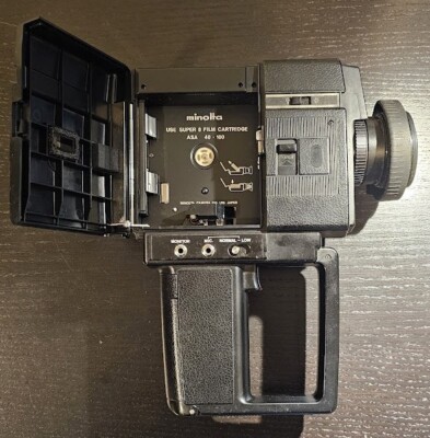 Minolta XL-225 Sound Super 8mm Movie Camera – Powered on, Tested