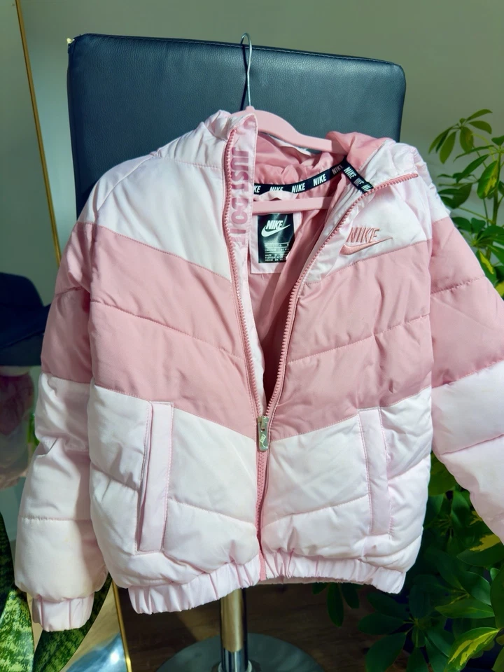 Jaqueta Nike Kids Rosa Tamanho 6–7 YRS-Casaco de Inverno Meninas-Just Do It-Excelente - Imagem 3 de 3