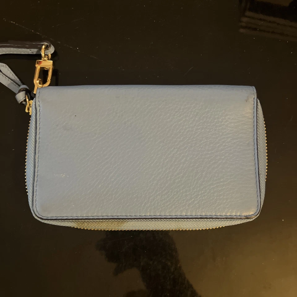 Muñequera para tarjeta de crédito de cuero azul Harper de Tory Burch para mujer Foto 2 de 4