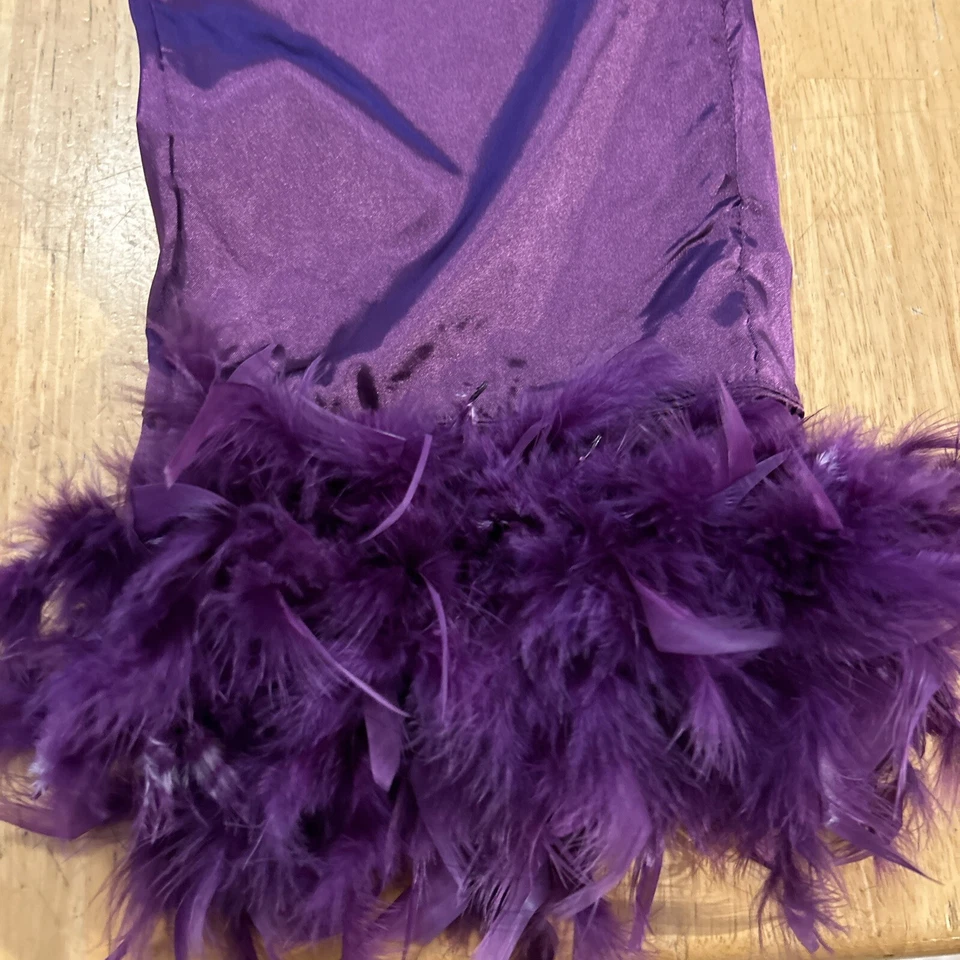Pantalón Boohoo Satinado Púrpura Plumas en la Parte Inferior Talla 4 Foto 3 de 4