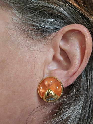 Vintage JOAN RIVERS Orange Gold Toned Clover Pattern Clip On Earrings Signed - Picture 2 of 5