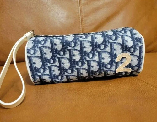 Pochette logo Christian Dior bleu marine et blanc avec détail numéro 2