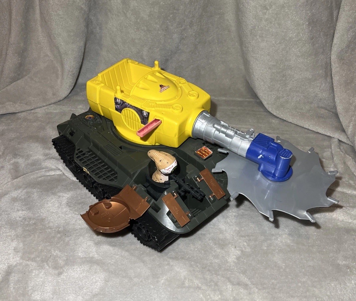 Small Soldiers 1998 Buzzsaw Tank with Ocula Action Figure Set