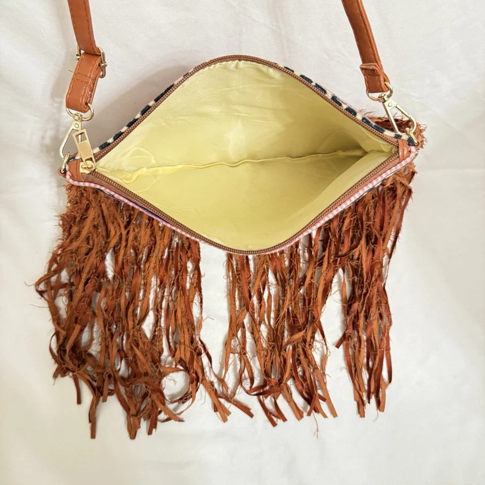 Cartera bandolera estilo Serape con flecos Foto 4 de 4