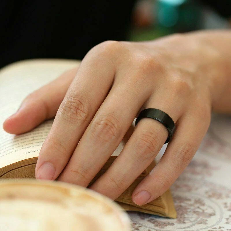 Anillo de boda biselado cepillado mate de titanio y negro de 8 mm para hombre Foto 2 de 4