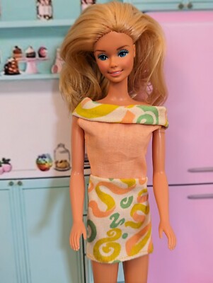KEINE PUPPE VINTAGE FIGURUMARMENDES KURZES SCHULTERFREIES KLEID passt Barbie (BSC1482)