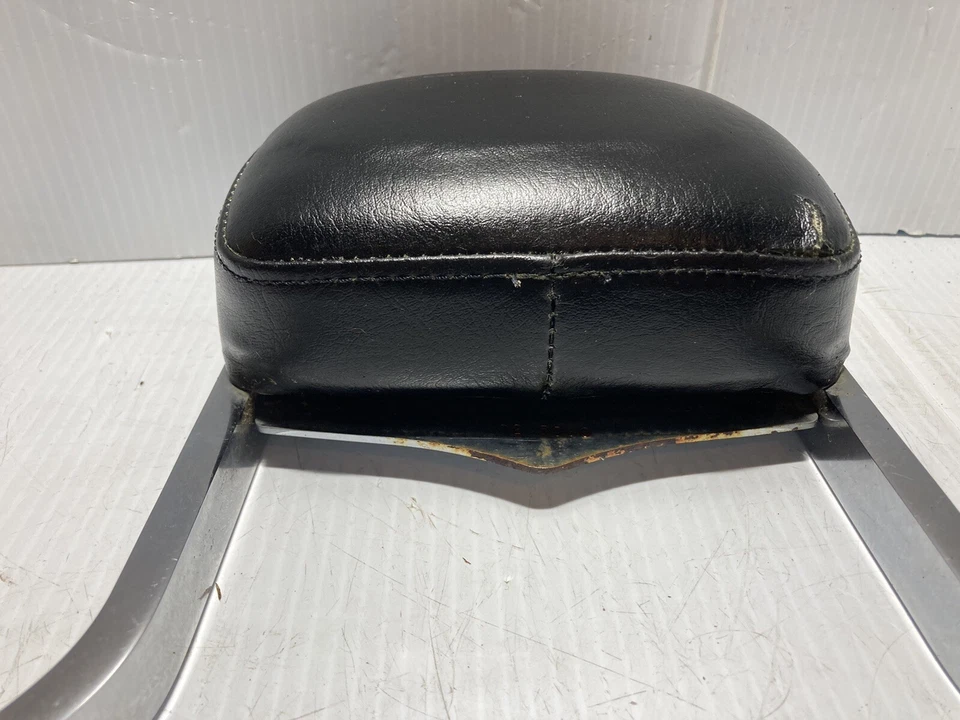 2006 Kawasaki Vulcan 900 Sissy Bar, Passenger Backrest (Small Tear) (OEM) - Imagem 3 de 4