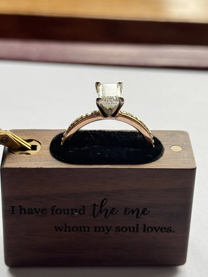 Anillo de compromiso de oro rosa pavé de 1,96 quilates creado en laboratorio peso total de 2,21 quilates Foto 2 de 4