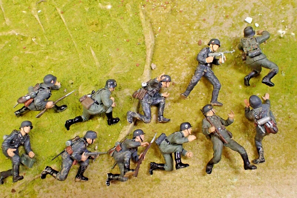 Built Painted Tamiya 1/35 German Panther Pz Kpfw IV tank & infantry lot - Image 3 of 4