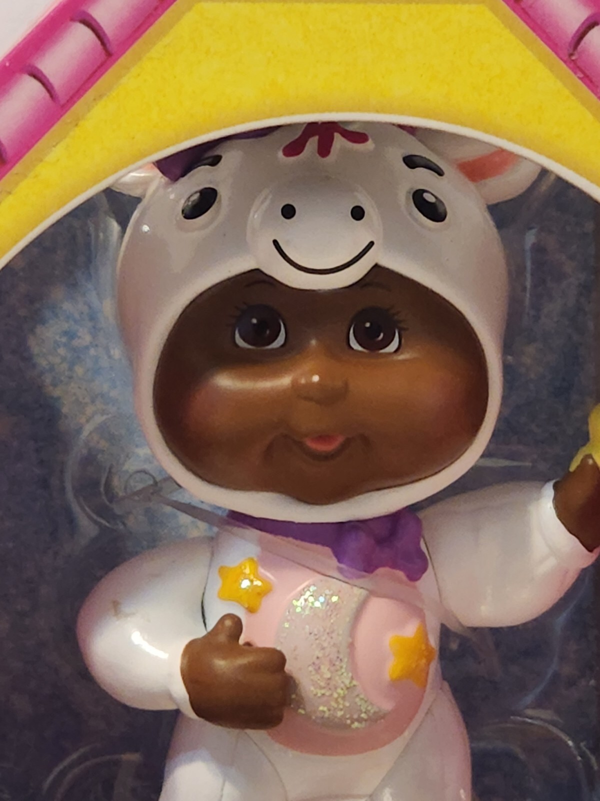 CABBAGE PATCH KIDS CUTIETOWN SERIES 1 IN UNICORN COSTUME HOLDING YELLOW