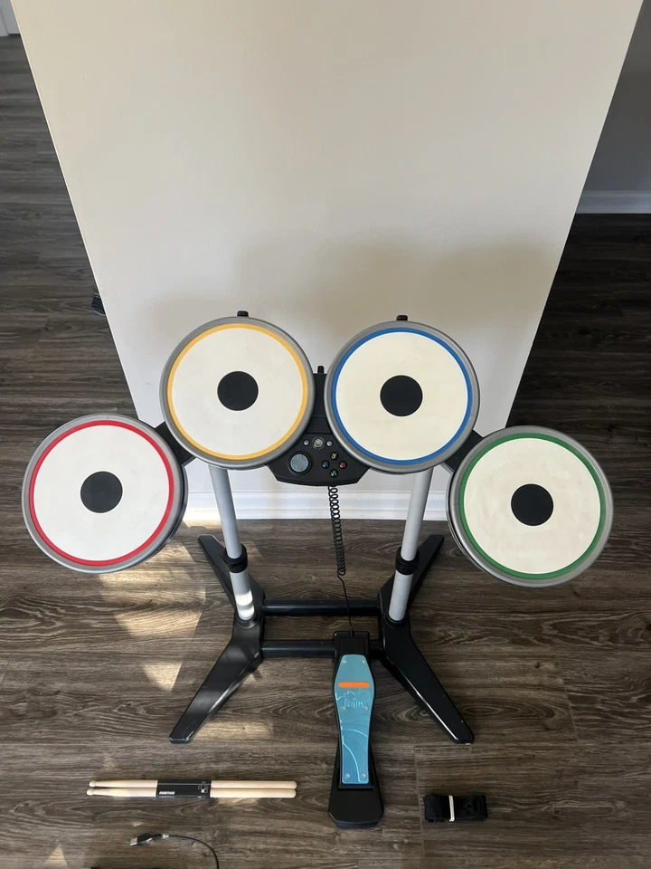 Xbox 360 Rock Band Paquete Kit con 3 Juegos, Batería Inalámbrica, Guitarra con Cable, Micrófono Foto 2 de 4