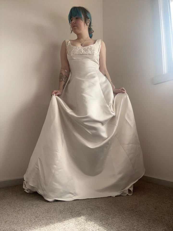 Vintage Y2K 2000s A-line White Satin Wedding Dress Ball Gown Gold Embroidery - Image 3 of 4