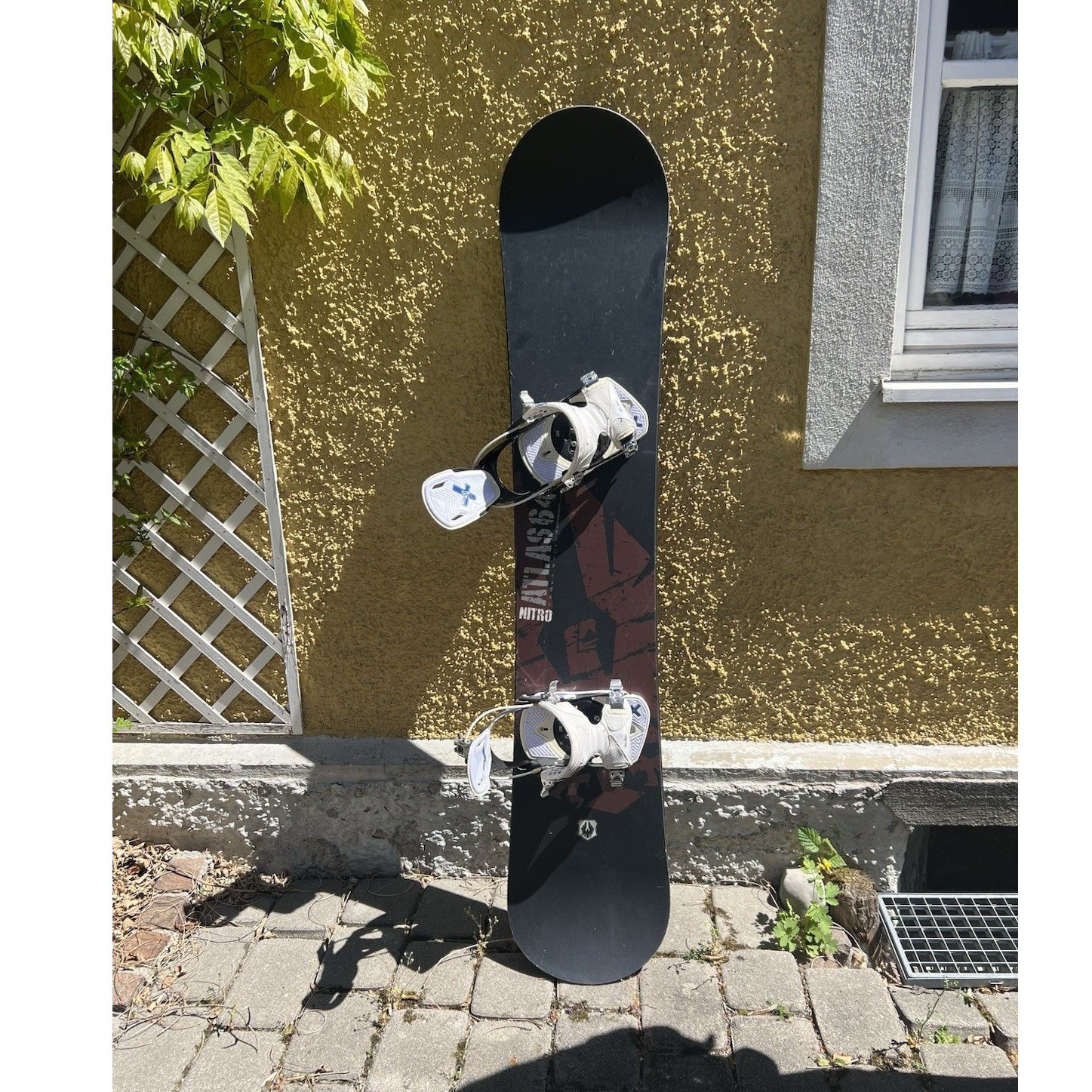 Nitro Atlas 67 All-Mountain Snowboard 177 mit Flow Bindungen Schwarz Rot Weiß