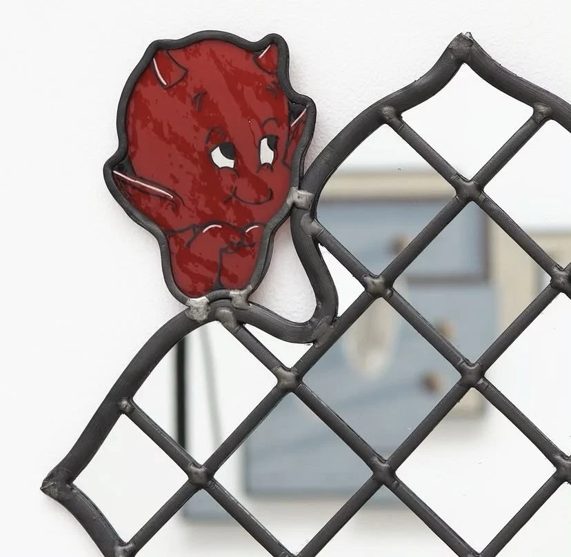 Espejo de edición limitada Studio Orme Cheeky Little Devil arte gótico vitral Foto 2 de 2