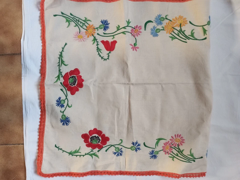 Linge ancien  Centre de table en lin  avec broderies fleurs et crochet  - Photo 2/4