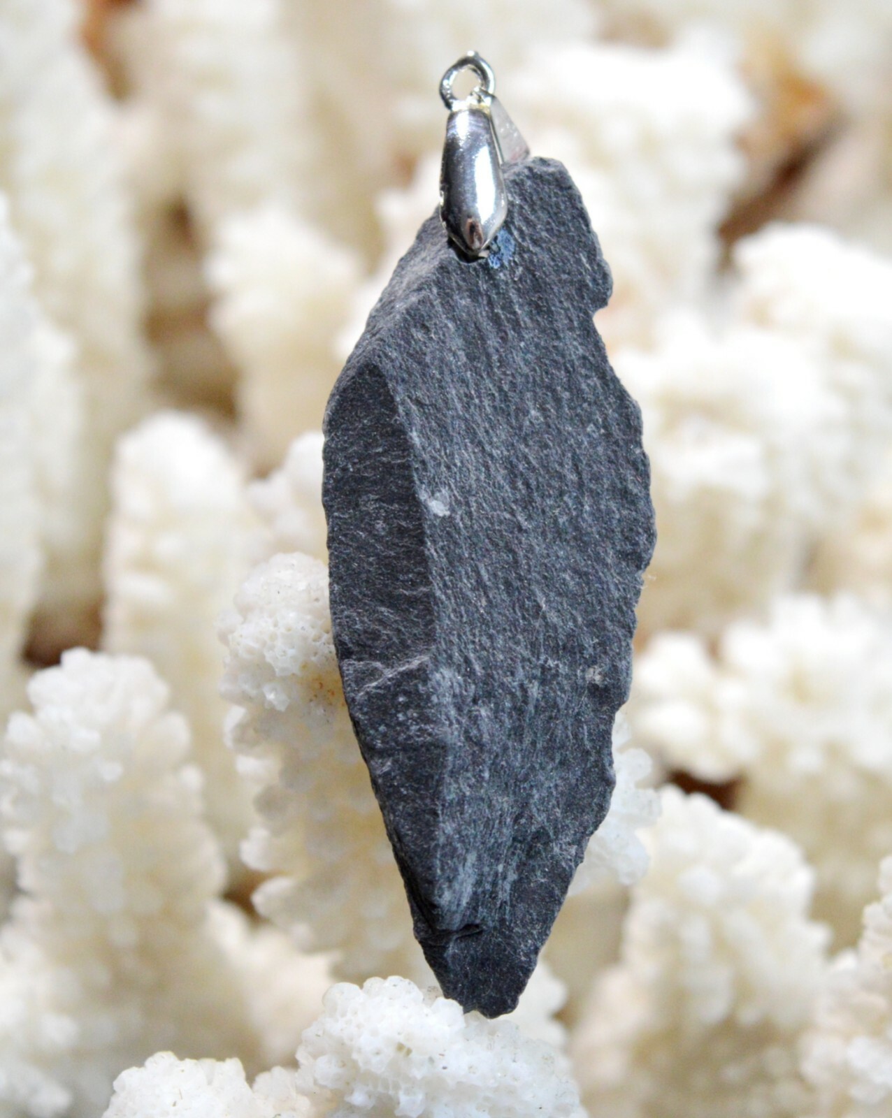 Ardoise bleue 46 carats, un pendentif pierre naturelle d'exception façonné à Nozay CN26