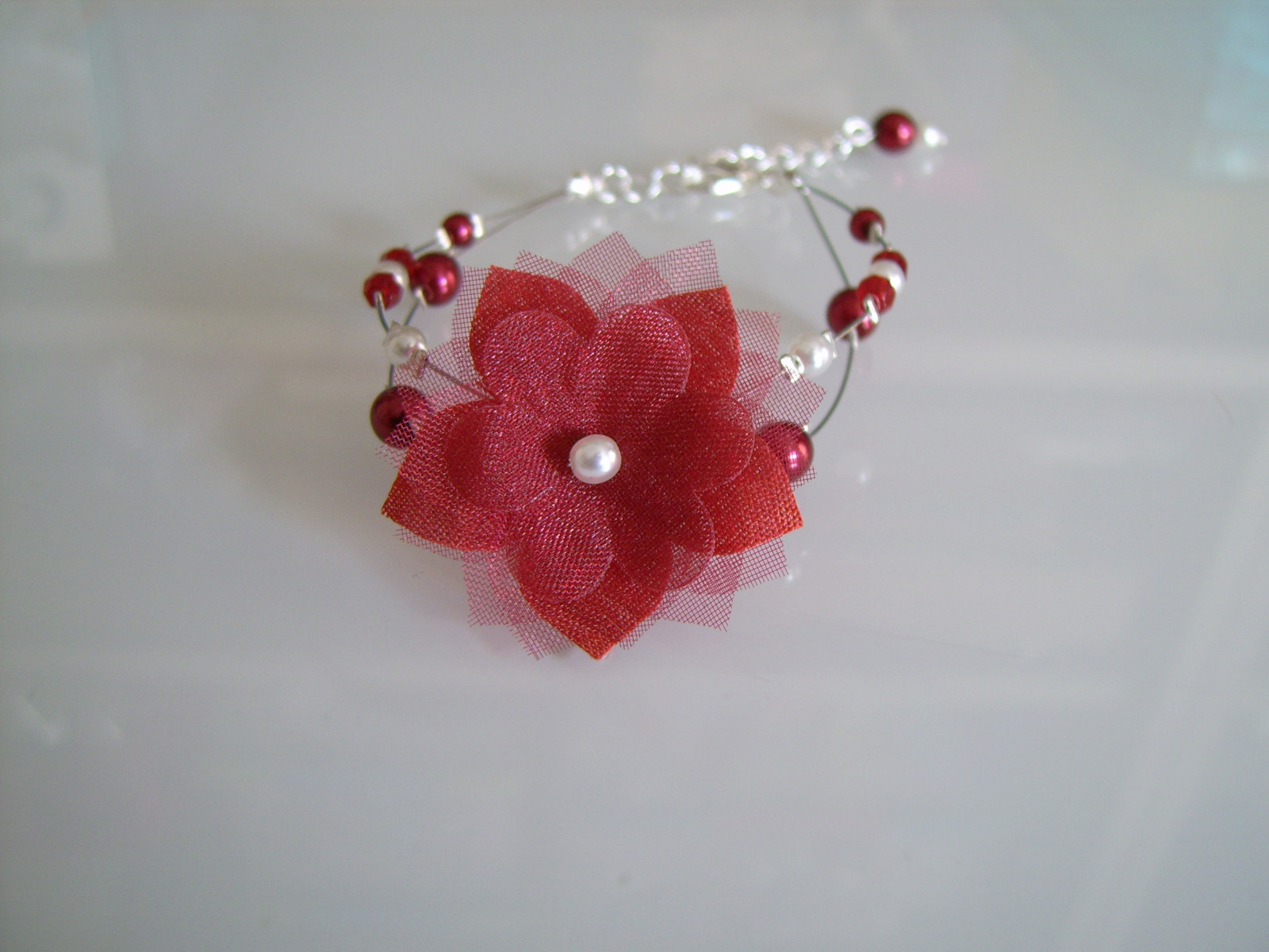 Bracelet perle fleur blanc et bordeaux pour une mariée d'exception