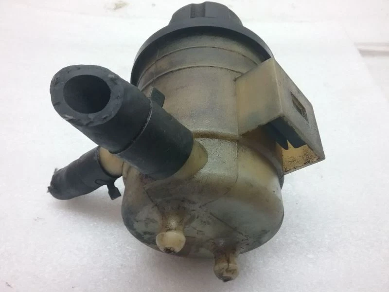 Резервуар гидроусилителя руля 2002 KIA OPTIMA 5-7-3P - Изображение 2 из 4