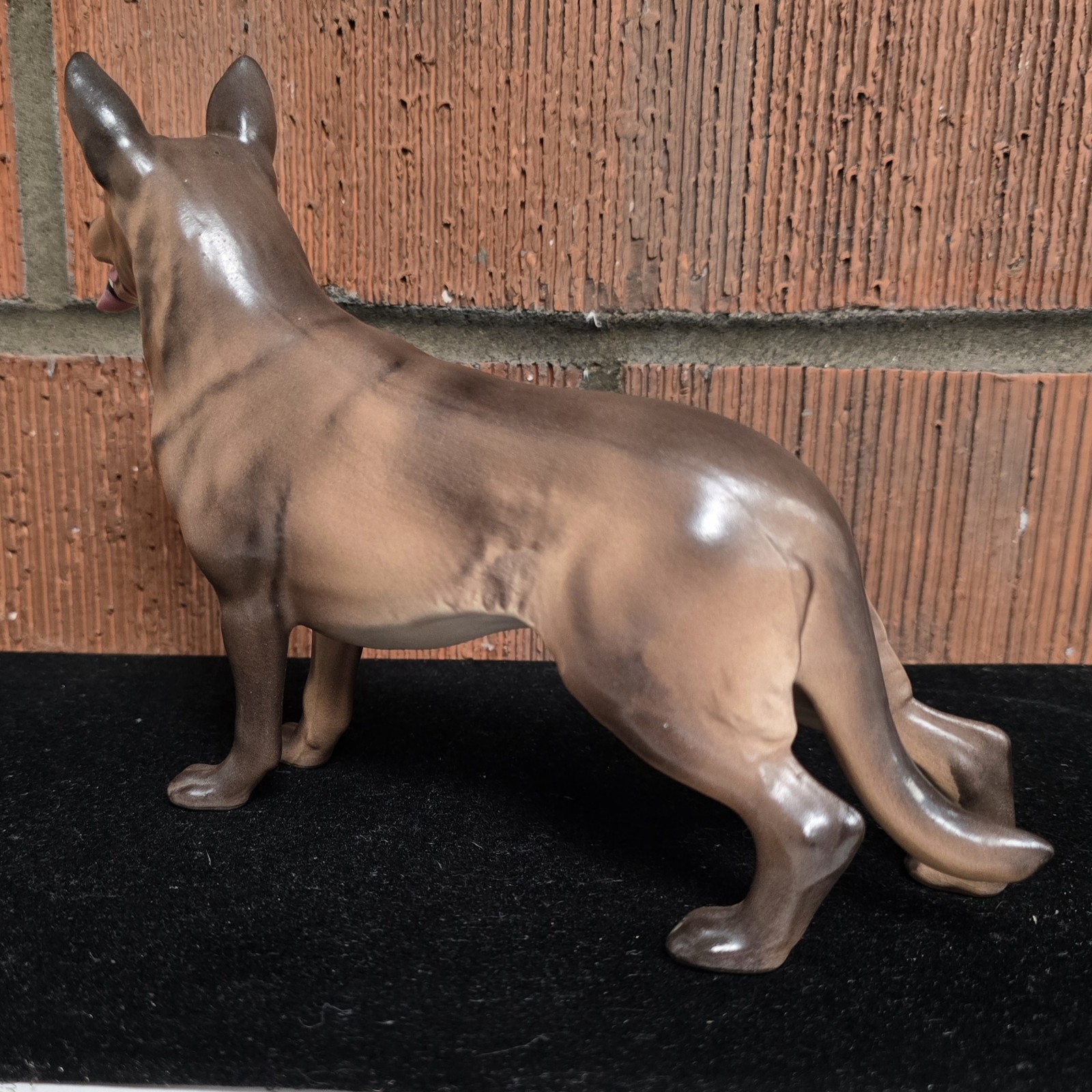 Hagen Renaker 🚨VON🚨 DW German Shepherd GSD. Gorgeous. Has sticker! 