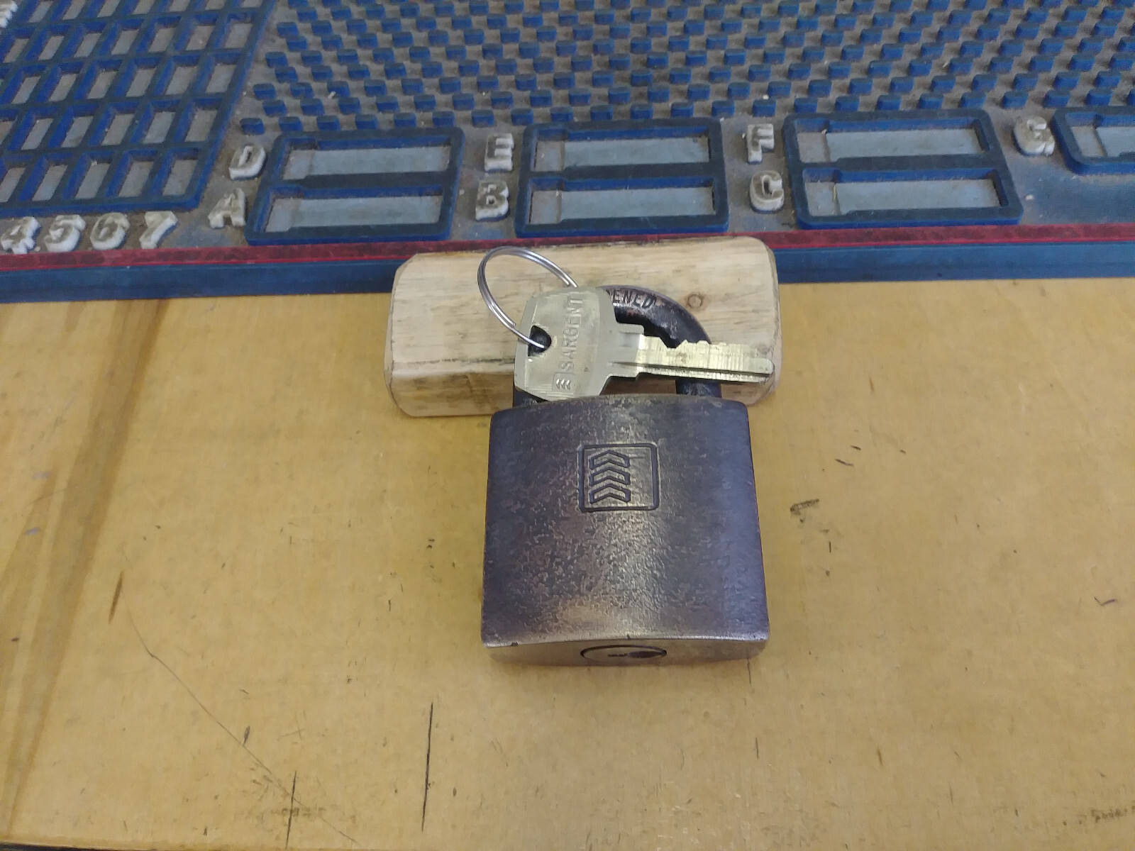 antique/vintage sargent padlock  new key padlock all original