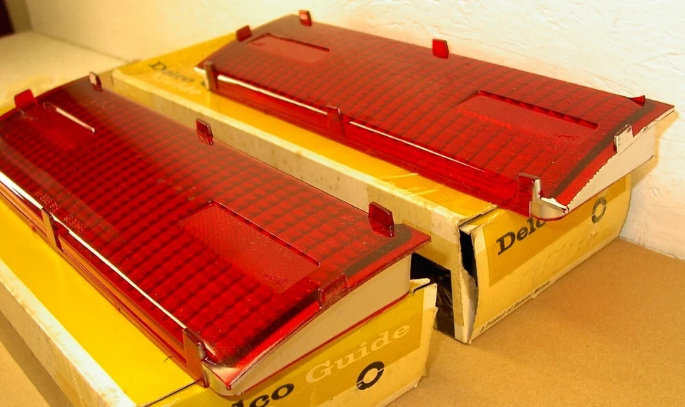 Juego de lentes de parada/lámpara trasera Oldsmobile Dynamic 88 Starfire Hardtop Guide NOS 1966 Foto 3 de 4