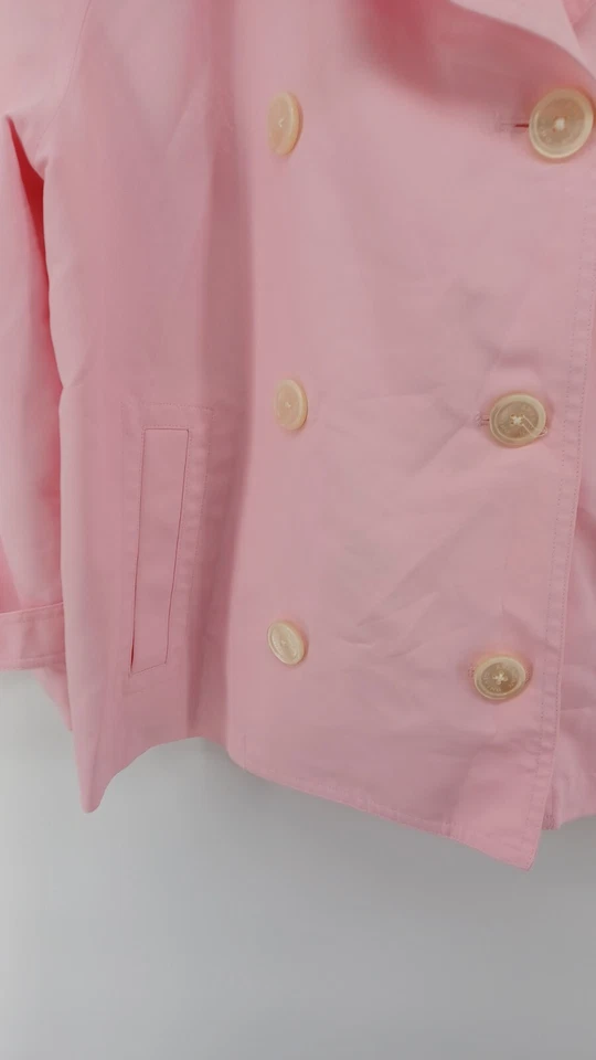 Chaqueta blazer recortada para mujer American Living rosa mediana bolsillos abotonados. Foto 4 de 4