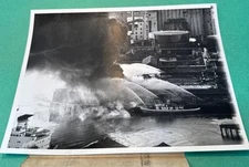 1976 Gowanus Canal Brooklyn Fire Boat NYFD Press Photo Patchogue Oil Terminal