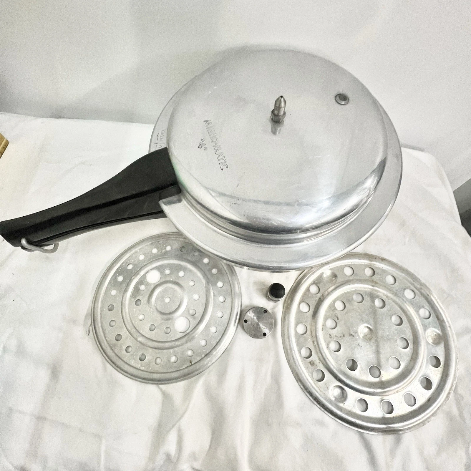 Vintage MIRRO 4 Qt Aluminum Pressure Cooker A394M 758 USA w Racks Jiggler