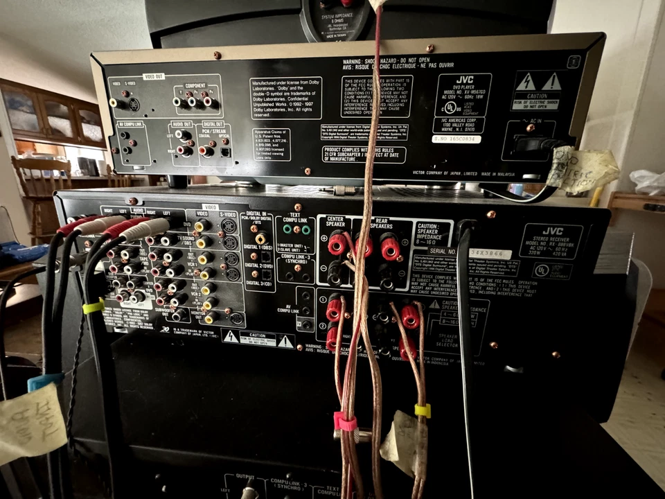 Altavoces JVC, BOSE, altavoz central JBL y sistema de entretenimiento woofer KLH Foto 3 de 4