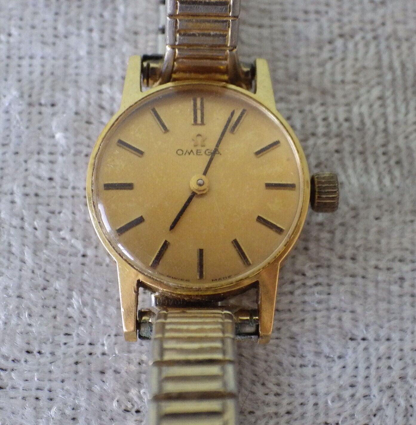 Antique 18K solid yellow gold ladies Omega watch wind up working 17 jewel