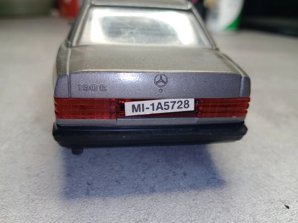 Burago modellino made in Italy Mercedes 190 E die cast 1/24 macchinina no mattel - Immagine 4 di 4