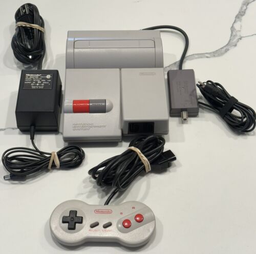 Nintendo NES Top Loader Console NES-101 w/Dogbone Controller TESTED FAST SHIPPED - Picture 1 of 20