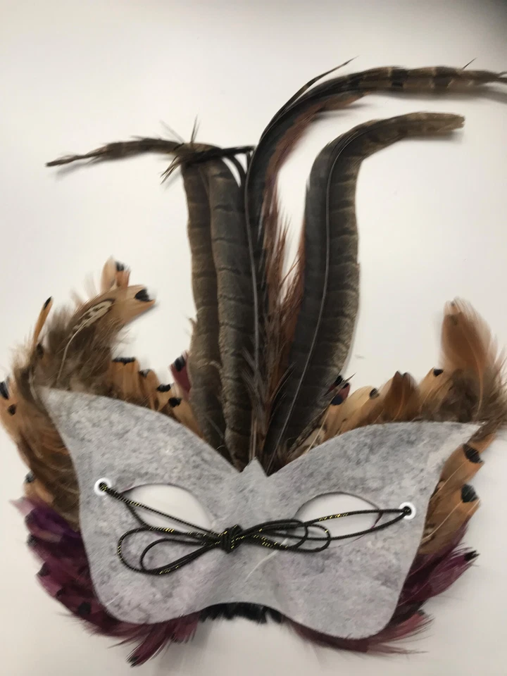 Maske aus Federn und Pailletten - Bild 2 von 3
