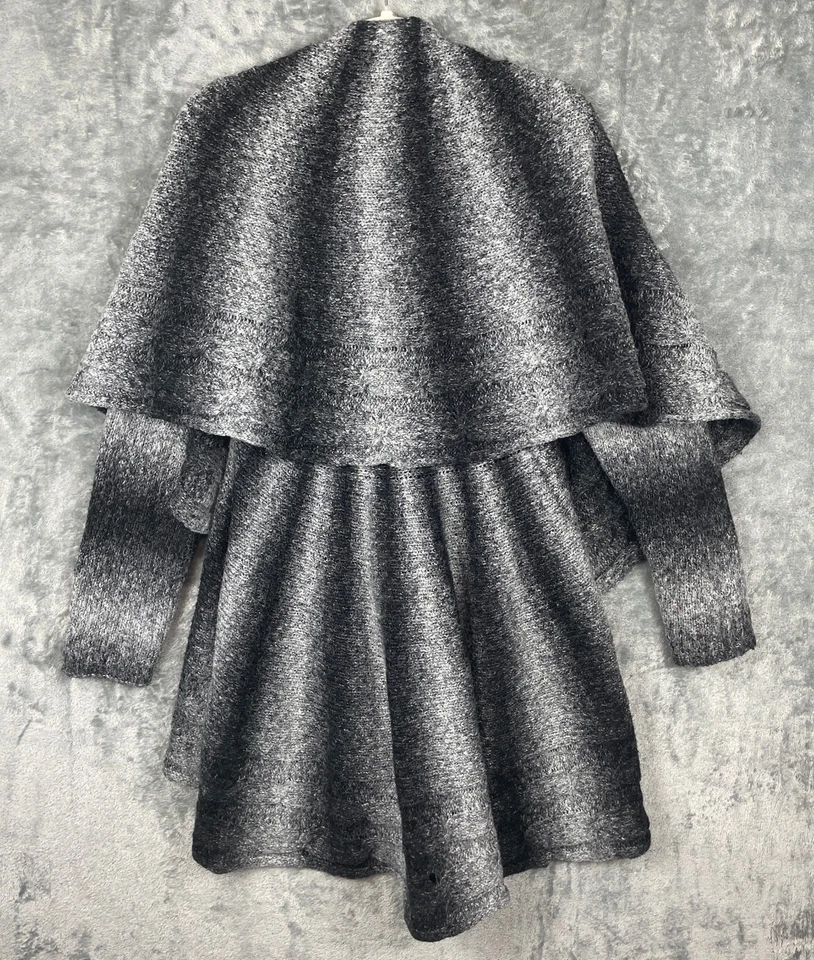 Cardigã feminino Alberto Makali grande cinza robusto malha aberta arte boêmia para usar - Imagem 3 de 4