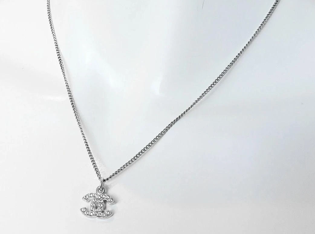 CHANEL Collana Logo CharmStrass