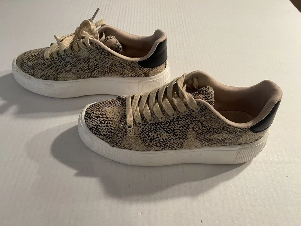 Tenis Qupid para mujer informales imitación piel de serpiente con cordones talla 8 1/2 Foto 4 de 4