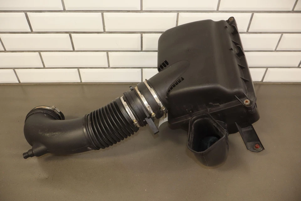 2005-2006 Pontiac GTO 6.0L V8 (LS2) Air Intake Cleaner MAF Box & Lid - Image 4 of 4