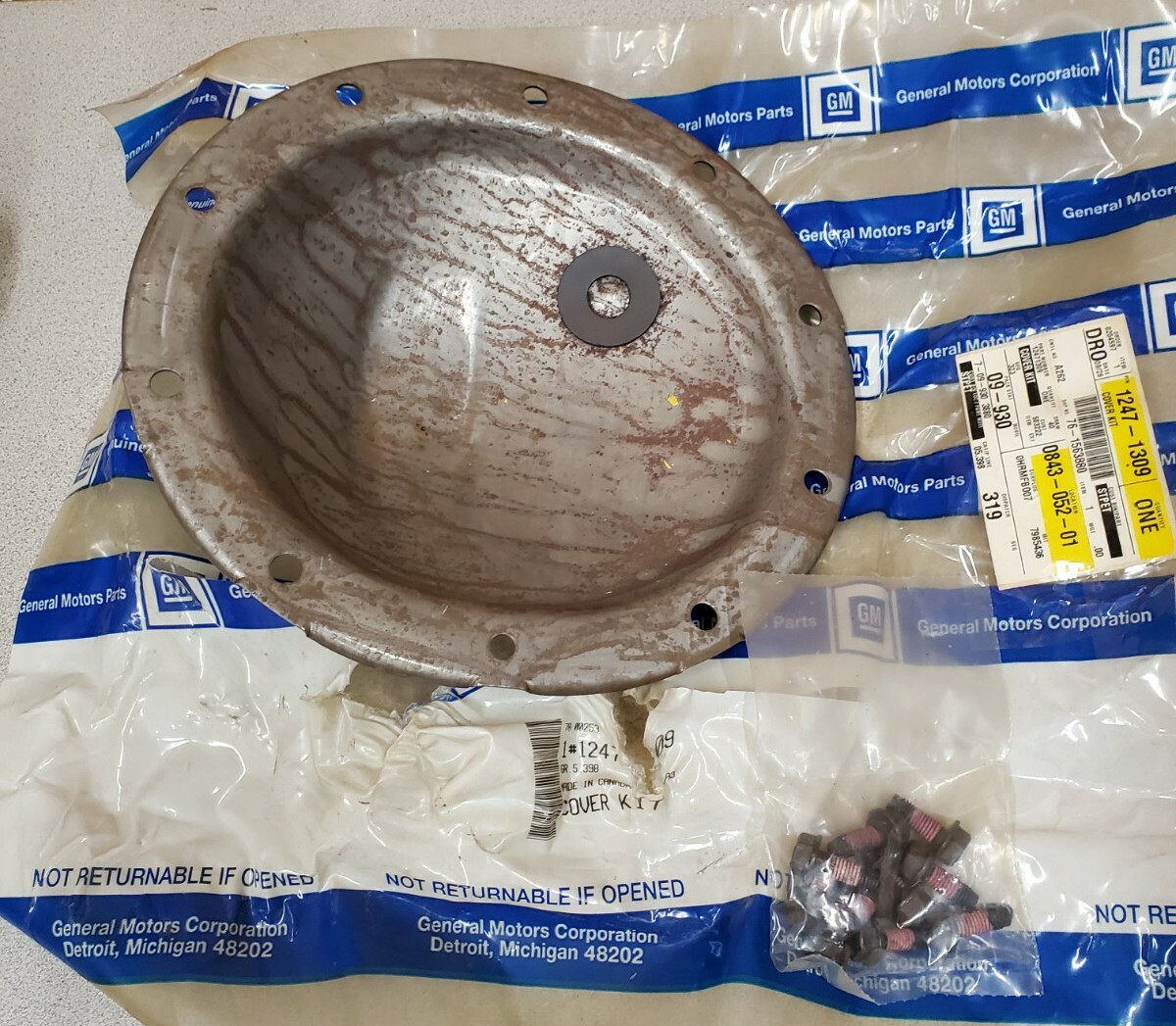 Genuine GM Rear Axle Differential Pumpkin Cover kit 12471309, in bag