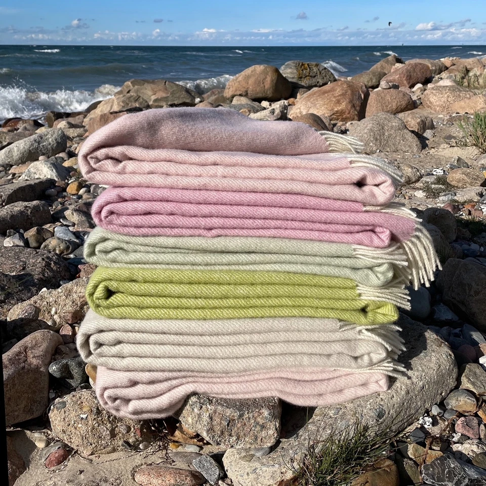 Wolldecke Plaid mit Fransen aus 100% Merinowolle 145 x 180 cm, Uni Soft Rosa - Bild 4 von 4