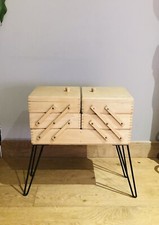 Travailleuse accordéon époque XXe montée en queues-d’aronde pietement fer forgé