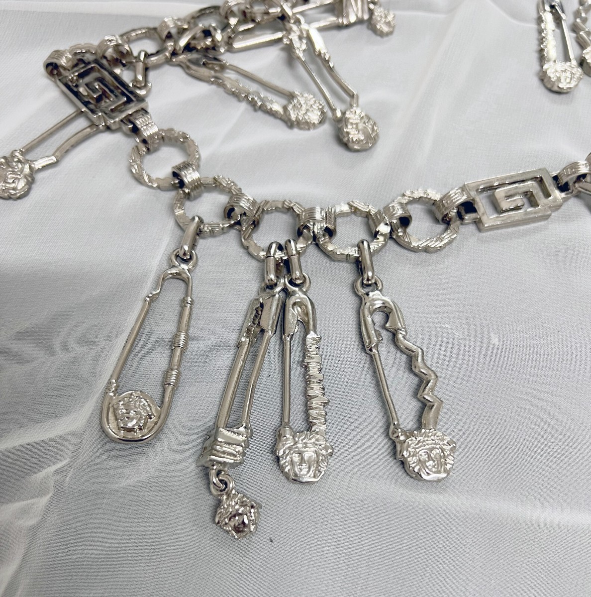 GIANNI VERSACE ストラップ VINTAGE Iconic Gianni Versace Couture Chain Belt Safety Pin