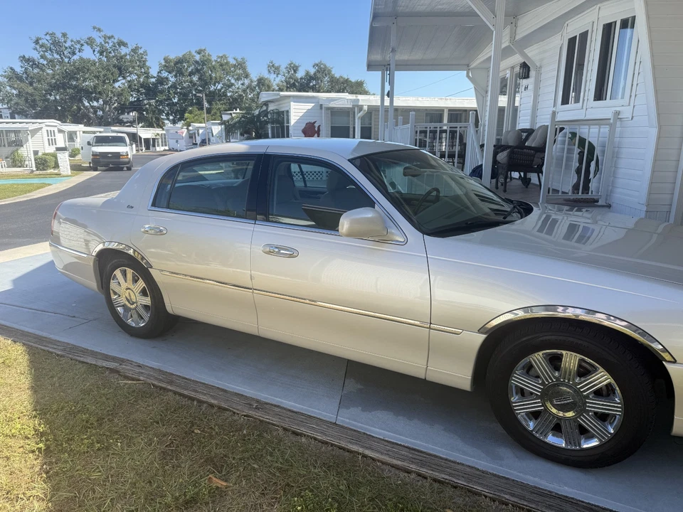 2003 Lincoln Town Car CARTIER - Image 3 of 4