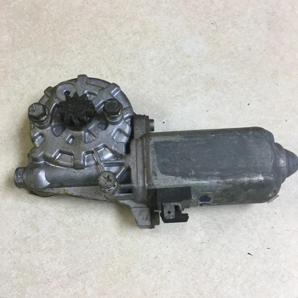 Porsche 924 944 Passenger Side Right Window Motor 477959124A - Image 3 of 4