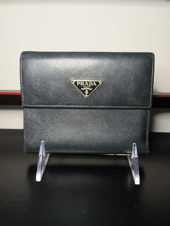 Cartera Prada de cuero negra triple pliegue en muy buen estado incluye certificado de autenticidad Foto 2 de 4