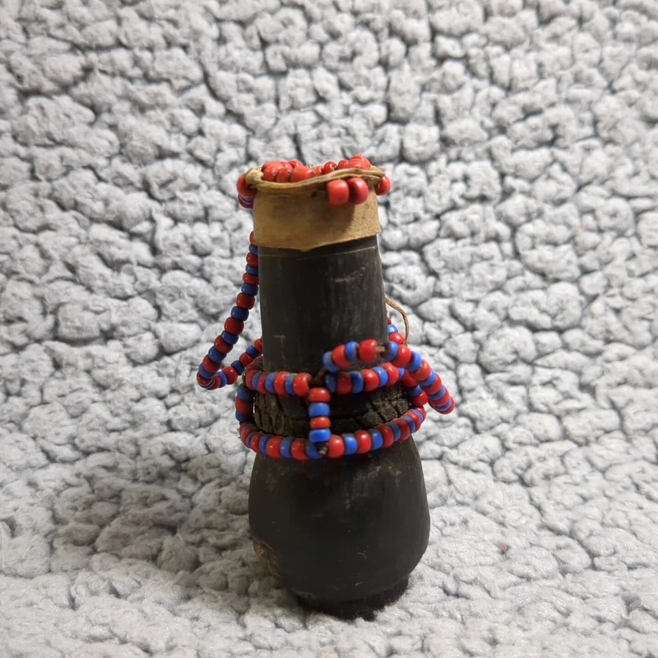 Contenedor de tabaco Masai cuerno de ganado tallado con tapa de cuero y cuentas Kenia Foto 2 de 4