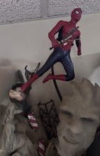Friendly Neighborhood Spider Man (Deluxe) (Hot Toys Series hot-toys-action-figures)