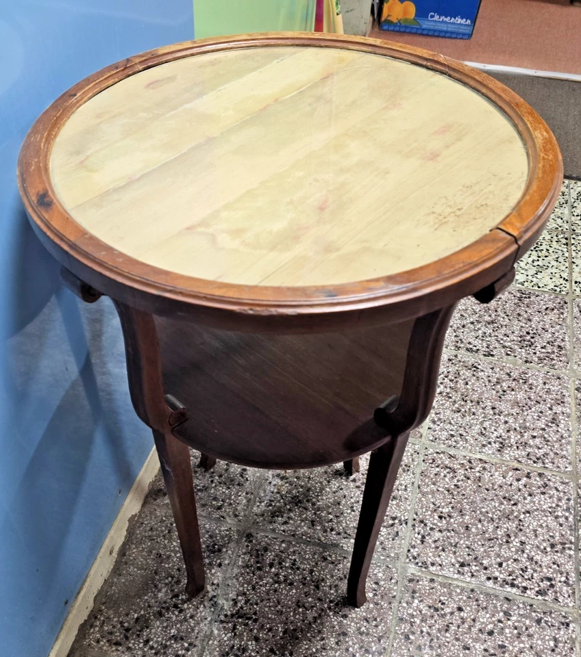 Antique 1918 Round Side Table with 4 Feet in Original Condition - Image 2 of 4