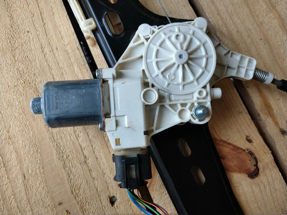 宝马车窗调节器升降器电机左前部 E90 E91 3 系列 51337140587 06-12 — 第 2/4 张图片