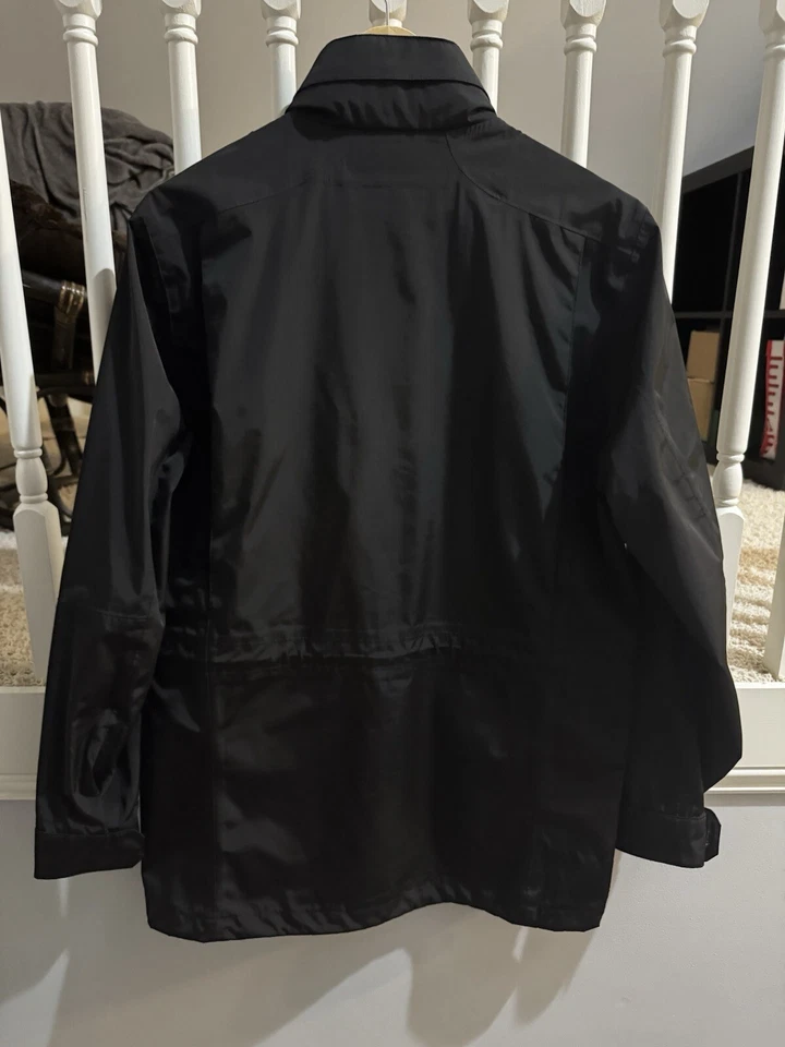 Saks Fifth Avenue Edición Limitada Hombre Pequeño Negro Abrigo de Lluvia Chaqueta de Diseñador Foto 3 de 4